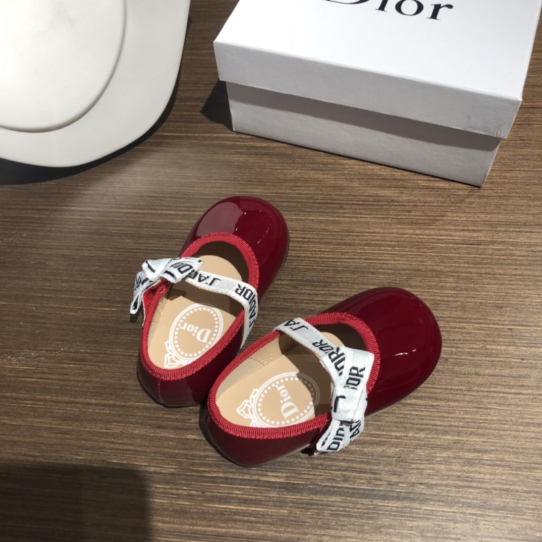 Children's shoes child